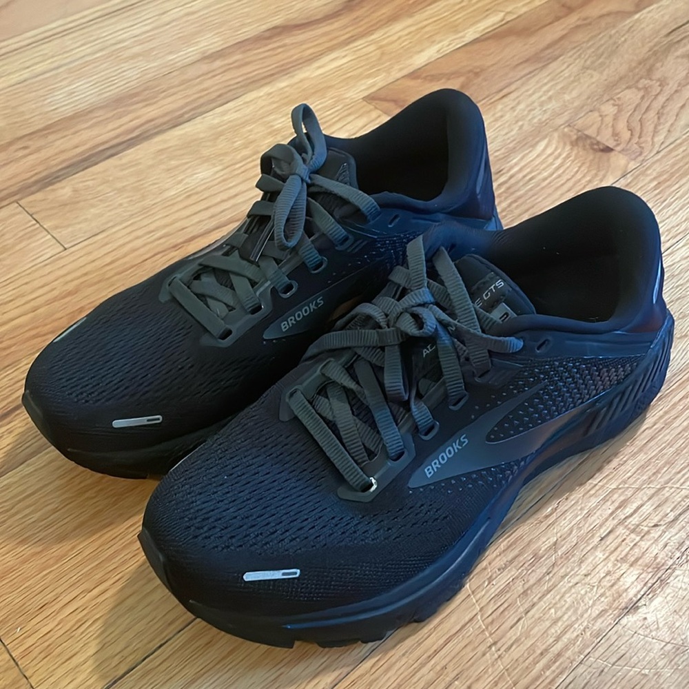 Brooks Adrenaline GTS 22, Black, Size 7 Medium